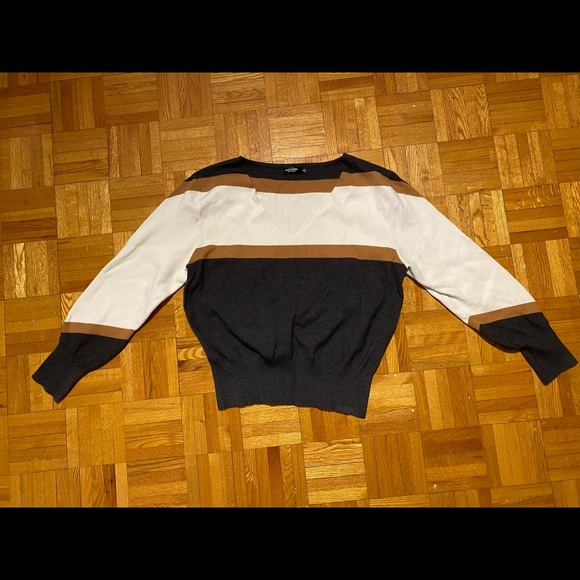 V-Neck Color Block Sweater - Plus - Picture 4 of 5